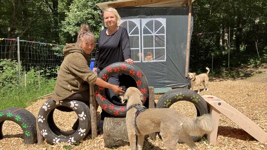 Jasmin Theisen (links) hatte die Idee, in Peterswald einen Hundespielplatz einzurichten. Ortsbürgermeisterin Claudia Jakobs hat