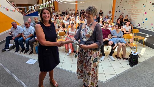 Andrea Meissner-Kusch (rechts) erhält ihre Versetzungsurkunde in den Ruhestand.
