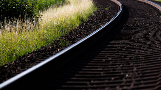 Bis auf den Schienen der Hunsrückquerbahn Züge rollen wird es voraussichtlich weitere drei Monate dauern.