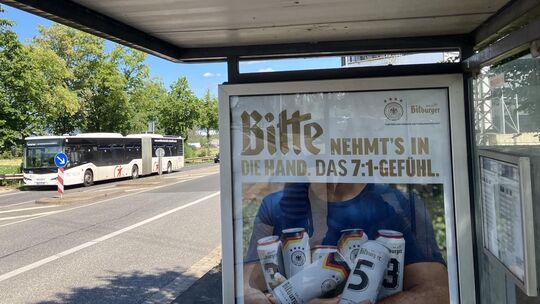 Das 7:1-Gefühl verweist auf den Erfolg gegen Brasilien während der Weltmeisterschaft 2014, Bitburger nimmt in seiner aktuellen W
