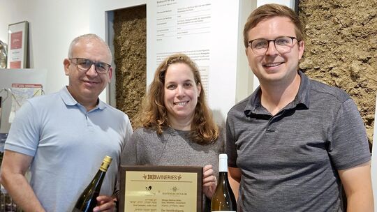 Roni Engelstein und ihr Ehemann Yoav Iazovsky aus Tel Aviv (links) besuchten ihr Partnerweingut in Spay. Winzer Johannes Müller Roni Engelstein und ihr Ehemann Yoav Iazovsky aus Tel Aviv (links) besuchten ihr Partnerweingut in Spay. Winzer Johannes Müller