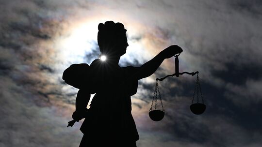Justitia im Gegenlicht in Frankfurt am Main Justitia im Gegenlicht in Frankfurt am Main