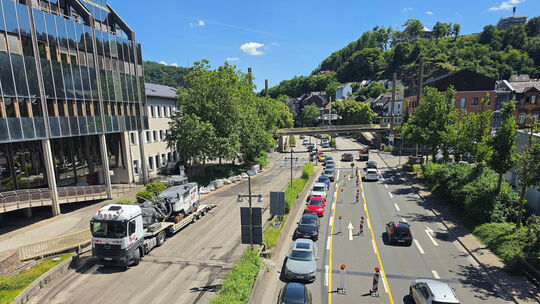 Die Autofahrer müssen sich seit Mittwoch umstellen, nachdem die Verkehrsführung auf der Naheüberbauung für den Bauabschnitt zwis