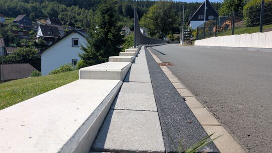 Vor zwei Jahren wurden 260 Meter der Straße "Im Hilgerseifen" in Daaden saniert. Kostenpunkt: 1,2 Millionen Euro. Das soll über