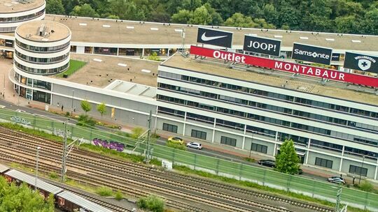 Das Factory Outlet Center in Montabaur wird sich verdoppeln. Koblenzer Einzelhändler kritisieren das immer noch sehr deutlich.