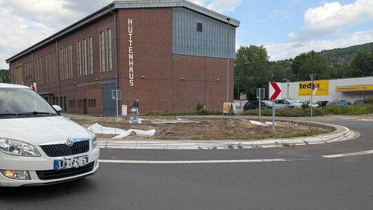 Schon bald wird sich das Erscheinungsbild des Verkehrskreisels am Herdorfer Hüttenhaus grundlegend ändern.