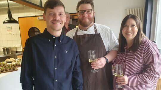 Das kreative Trio in der Gutsschänke: Christopher Knebel (von links), Alexander Rey und Adrienne Knebel.