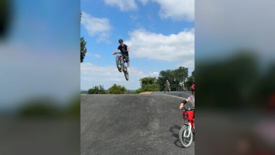 Hoch hinaus - junge Biker zeigen (hier auf dem Pumptrack in Elgendorf) ihre besten Sprünge.