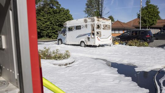 Bei der Bekämpfung des Wohnmobilbrandes am Donnerstag in Bad Marienberg hat die Feuerwehr vor allem Löschschaum eingesetzt.