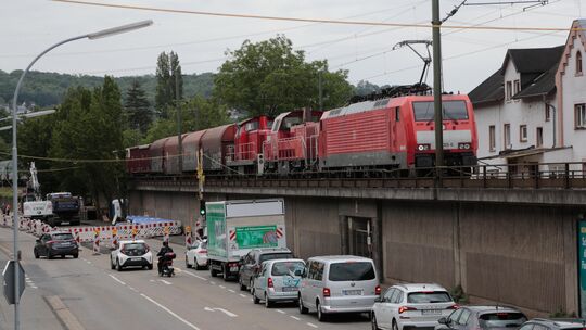 Auf der B42 in Vallendar bilden sich wegen einer ampelgesteuerten einspurigen Verkehrsführung wieder teils erhebliche Staus. Die