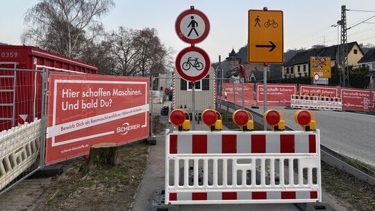 Das Großprojekt Neugestaltung des Rheinufers startete im März mit dem Abriss der beiden Fußgängerbrücken über die B9. Schon dann