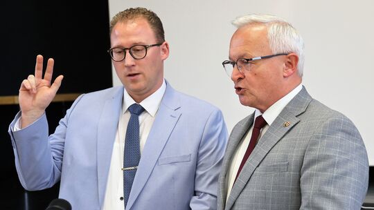 Das Foto zeigt die Vereidigung von Philipp Rasbach (links) durch Landrat Achim Hallerbach im Frühjahr 2024.