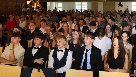 Unter dem Motto "Hollywood" feierten 98 Schüler der Disibod-Realschule plus ihren Abschluss.