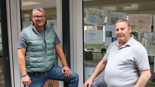 Peter Loritz (rechts) hält einmal im Monat Beratungsstunden im Quartiersbüro in der Neustadt ab. Das Büro stellt die Stadt dem L