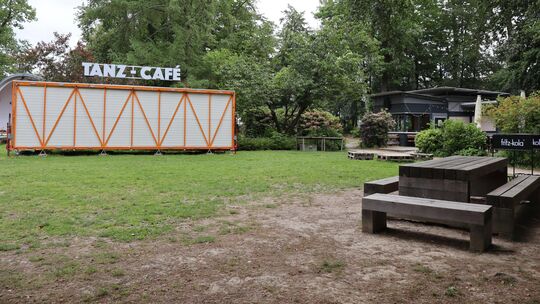 Das neue Format Strick&Spritz soll im Park in Emmelshausen, in der Nähe von Landeis (hinten) und des Tanzcafés, stattfinden.
