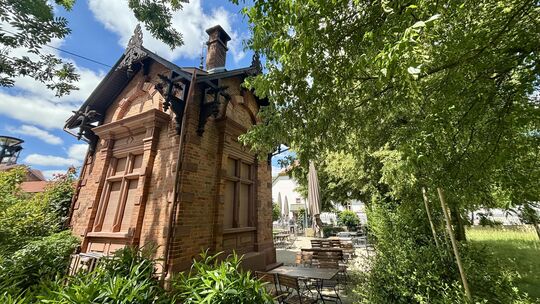 Der Pavillon am Ende des Schlossparks gehört zum Restaurant Gütchen, die Stenger-Treutles haben es aufwändig saniert. Im Sommer
