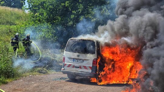 Dieser VW-Bus stand auf Höhe des Niederreidenbacher Hofs direkt an der B270 in Vollbrand.
