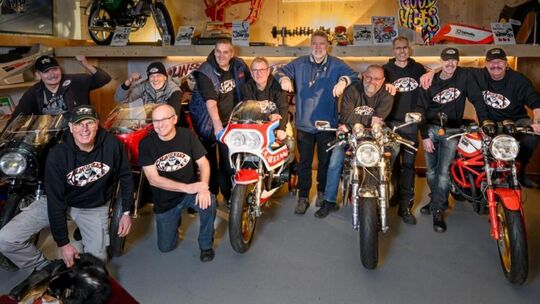 Zwölf Motorradfans gehören zur Gruppe der Hunsrückheizer, die am 26. und 27. Juni im Garten des Gasthauses Dahlheimer in Hottenb