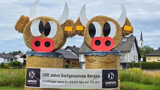 Am Ortseingang von Bergen, von Kirn kommend weisen die liebevoll gestalteten Strohfiguren schon jetzt auf die Festtage zum 1100-