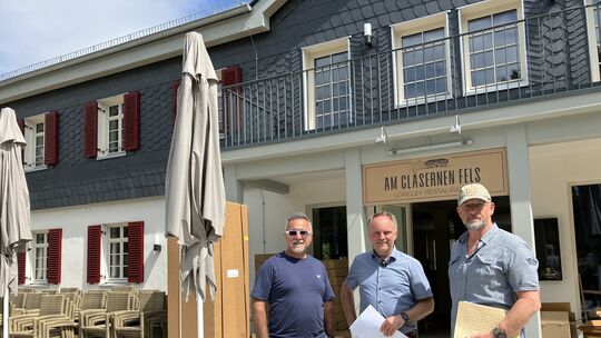 Pächter Muzaffer Oguz (von links), VG-Bürgermeister Mike Weiland und Armin Schaust, Projektleiter für das Loreley-Plateau bei de
