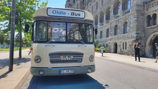 kultfahrzeug-ist-zur-ck-jetzt-f-hrt-der-oldie-bus-wieder-durch-koblenz