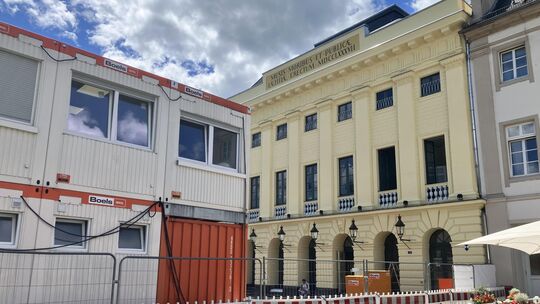 Das Große Haus des Koblenzer Theaters bleibt noch länger Baustelle als bisher erwartet: Erst im Februar 2027 soll dort der Spiel