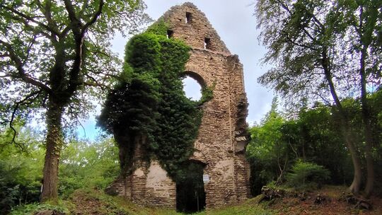 Imposant schaut er aus, der Westgiebel der Bremberger Brunnenburg, der sich auch im Ortswappen wiederfindet.