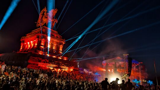 Wegen eines heftigen Unwetters wurde am Freitagabend das Festivalgelände von Electronic Wine am Deutschen Eck geräumt. Das Foto