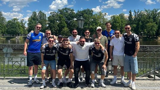 Der TuS Mayen ist derzeit auf Mannschaftstour in Prag, hier steht ein Teeil des Teams von Trainer Marc Steil (hinten, Vierter vo