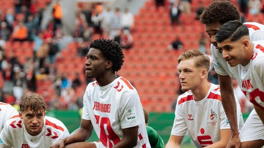 Im Mai vergangenen Jahres feierte Tyron Fernandes (Mitte) zusammen mit der U19 des 1. FC Köln die Meisterschaft nach einem Sieg