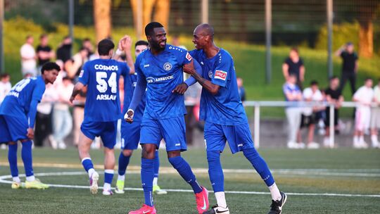 Kelvin Lunga (rechts, hier beim Jubel mit Junior-José Matuwila) verlässt Cosmos Koblenz, das Ziel ist noch nicht bekannt.