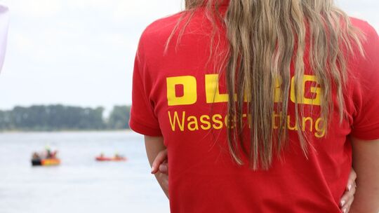 Nach einem Bad im Rhein werden mehrere Menschen vermisst. Nach einem Bad im Rhein werden mehrere Menschen vermisst.