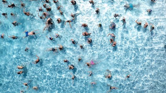 Badegäste sind in einem Freibad Badegäste sind in einem Freibad