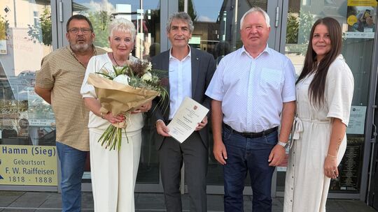 VG-Bürgermeister Dietmar Henrich (Mitte) wurde im Rahmen der VG-Ratssitzung für seinen 40-jährigen Dienst im Hammer Rathaus ausg