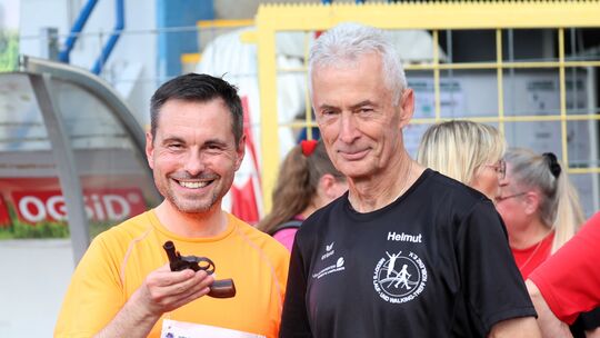 Den Startschuss für den Hauptlauf gab Oberbürgermeister David Langner (links). Helmut Eich (rechts) aus dem Vorstand des Meddys Den Startschuss für den Hauptlauf gab Oberbürgermeister David Langner (links). Helmut Eich (rechts) aus dem Vorstand des Meddys