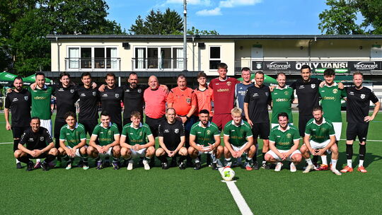 Die Betzdorfer Legenden (in Schwarz) mussten sich gegen die aktuellen Kicker (in Grün) geschlagen geben.