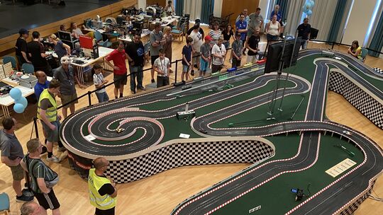 In Kottenheim fand die Deutsche Carrera-Meisterschaft auf einem 60 Meter langen Rundkurs statt. 130 internationale Fahrer waren In Kottenheim fand die Deutsche Carrera-Meisterschaft auf einem 60 Meter langen Rundkurs statt. 130 internationale Fahrer waren