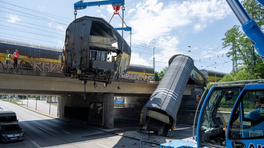 Nach dem Absturz zweier Güterzug-Waggons von einer Brücke