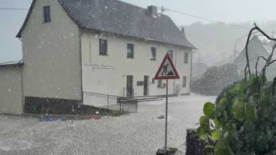 Diese Straße in Hübingen war durch das Gewitter am Freitagabend zeitweilig überflutet. Die Aufnahme hat uns unser Leser Wilfried