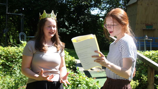Der König (Josephine Hilger) und die Prinzessin (Elisabeth Hähr in Vertretung von Marlene Enders) liefern sich im Stück das ein Der König (Josephine Hilger) und die Prinzessin (Elisabeth Hähr in Vertretung von Marlene Enders) liefern sich im Stück das ein