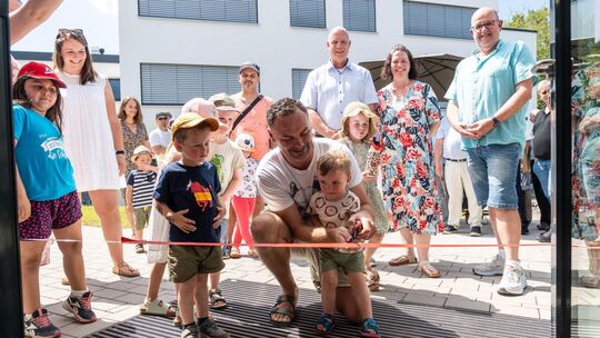 Der kleine August hatte die Ehre, das rote Band bei der Einweihung des Erweiterungsbaus der Kita „Wiesenwichtel“ in Windhagen du