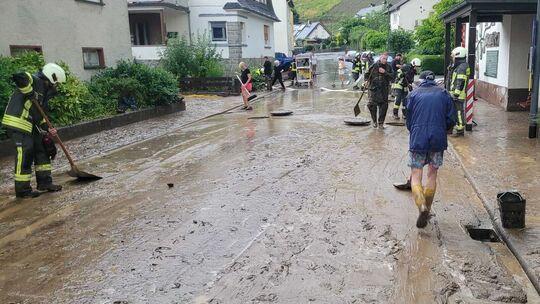Weinähr hatten die Regenfälle am Freitagabend besonders getroffen. Erdmassen eines neu angelgten Weinbergs waren abgerutscht. Di
