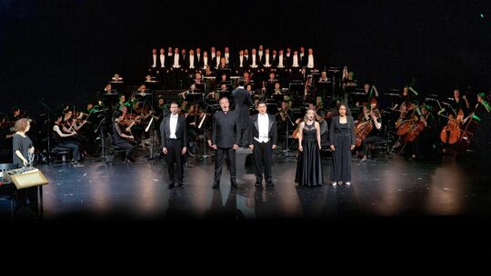 Großes Finale für "Fidelio" mit Tatjana Hölbing (links) und weiteren Beteiligten der konzertanten Neuproduktion von Beethovens e