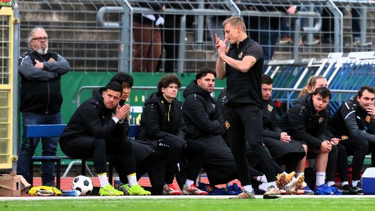 Coach Michael Stahl (vorne) kann regelmäßig Hospitanten bei seiner TuS Koblenz begrüßen. Die werden aktiv in alle Bereiche einge