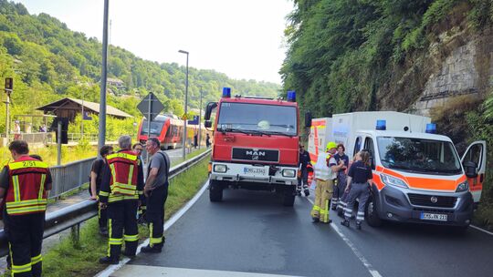 Auf freier Strecke zwischen Laurenburg und Obernhof kollidierte am Sonntagmorgen ein Zug mit einem Baum, der über den Gleisen hi Auf freier Strecke zwischen Laurenburg und Obernhof kollidierte am Sonntagmorgen ein Zug mit einem Baum, der über den Gleisen hi