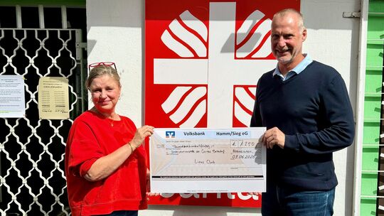 Stefanie Breiderhoff von der Caritas Betzdorf nahm jetzt eine Spende des Lions Club Friedrich Wilhelm Raiffeisen Altenkirchen vo