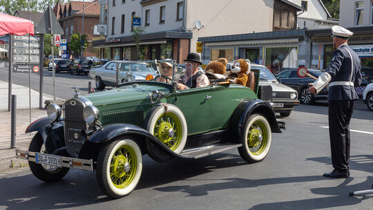 "Wiedtal-Classics": Ein Ford Model A mit besonderen Passagieren auf dem "Schwiegermuttersitz" fährt vor.