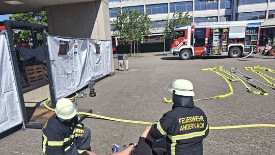 Realistischer Einsatz: Ein Verletzter wird von Feuerwehrleuten gerettet. Realistischer Einsatz: Ein Verletzter wird von Feuerwehrleuten gerettet.