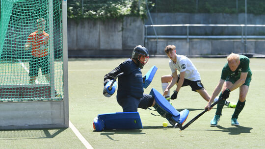 LHC-Keeper Nils Jonas (rechts Ralf Jeuck) musste beim Saisonfinale gegen Meister Dürkheimer HC
fünfmal die Kugel aus seinem Netz LHC-Keeper Nils Jonas (rechts Ralf Jeuck) musste beim Saisonfinale gegen Meister Dürkheimer HC
fünfmal die Kugel aus seinem Netz