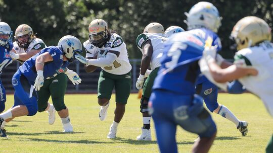 Viel vorgenommen hatten sich die Montabaur Fighting Farmers (weiße Trikots) vor dem Auswärtsspiel bei den Albershausen Crusaders
